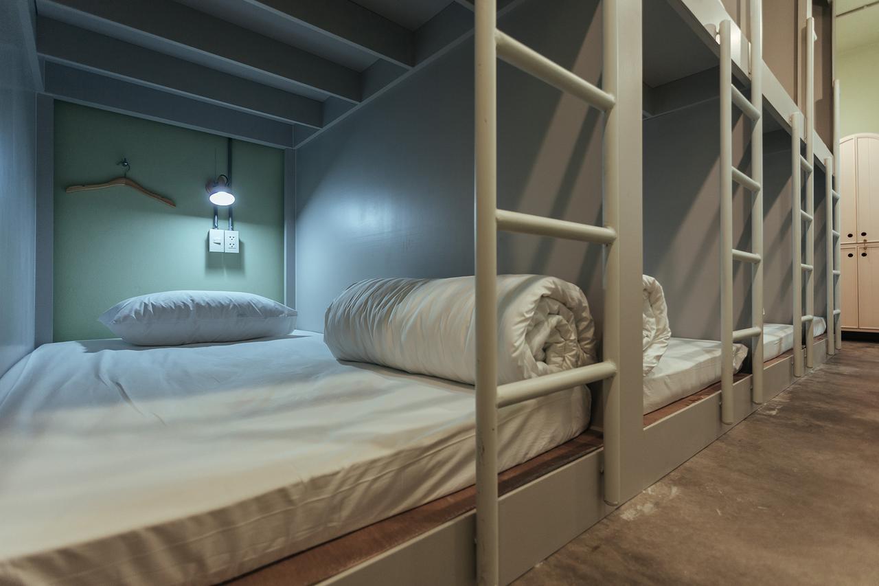 A Local Something Hostel Транг Экстерьер фото