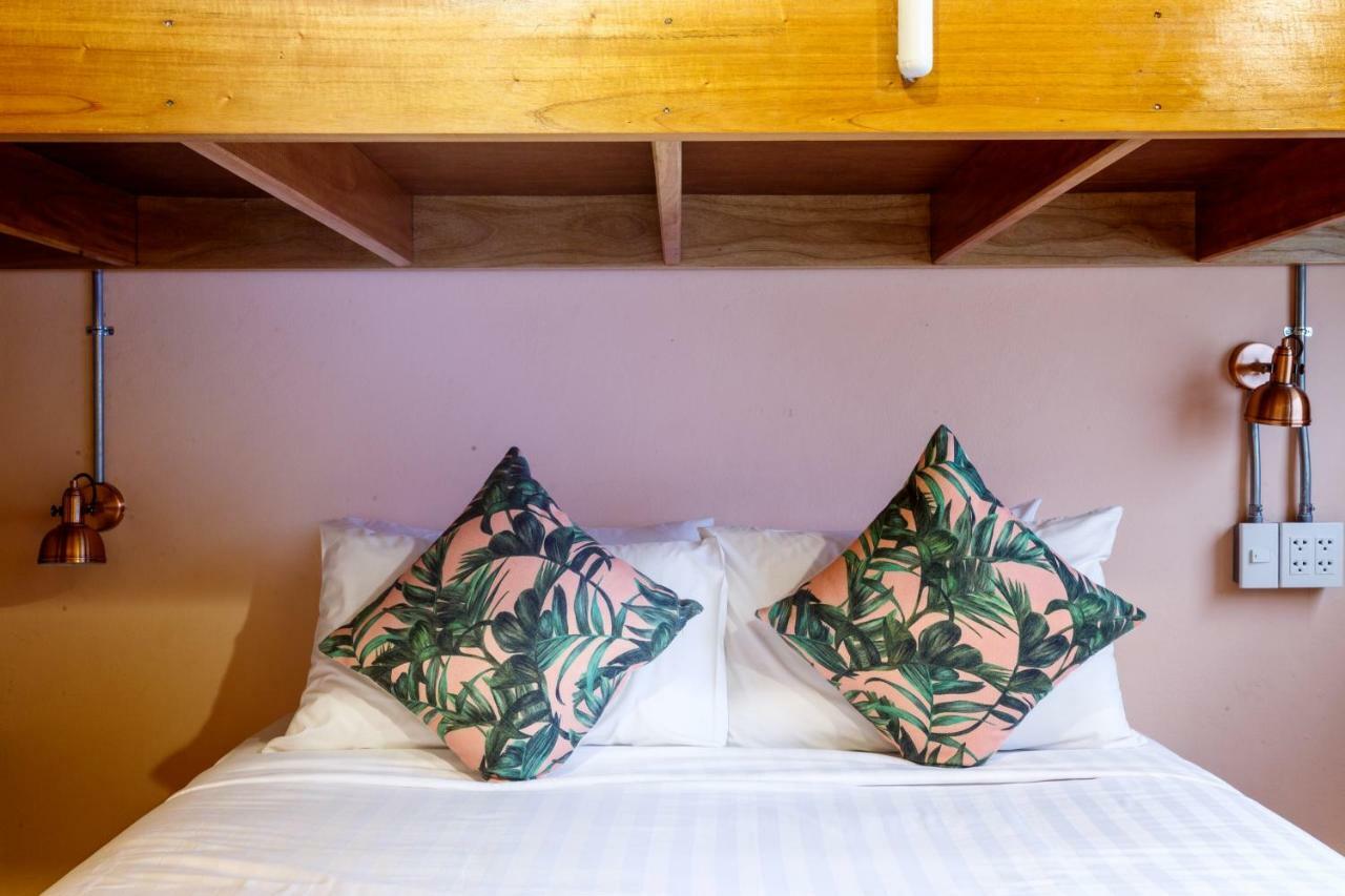 A Local Something Hostel Транг Экстерьер фото