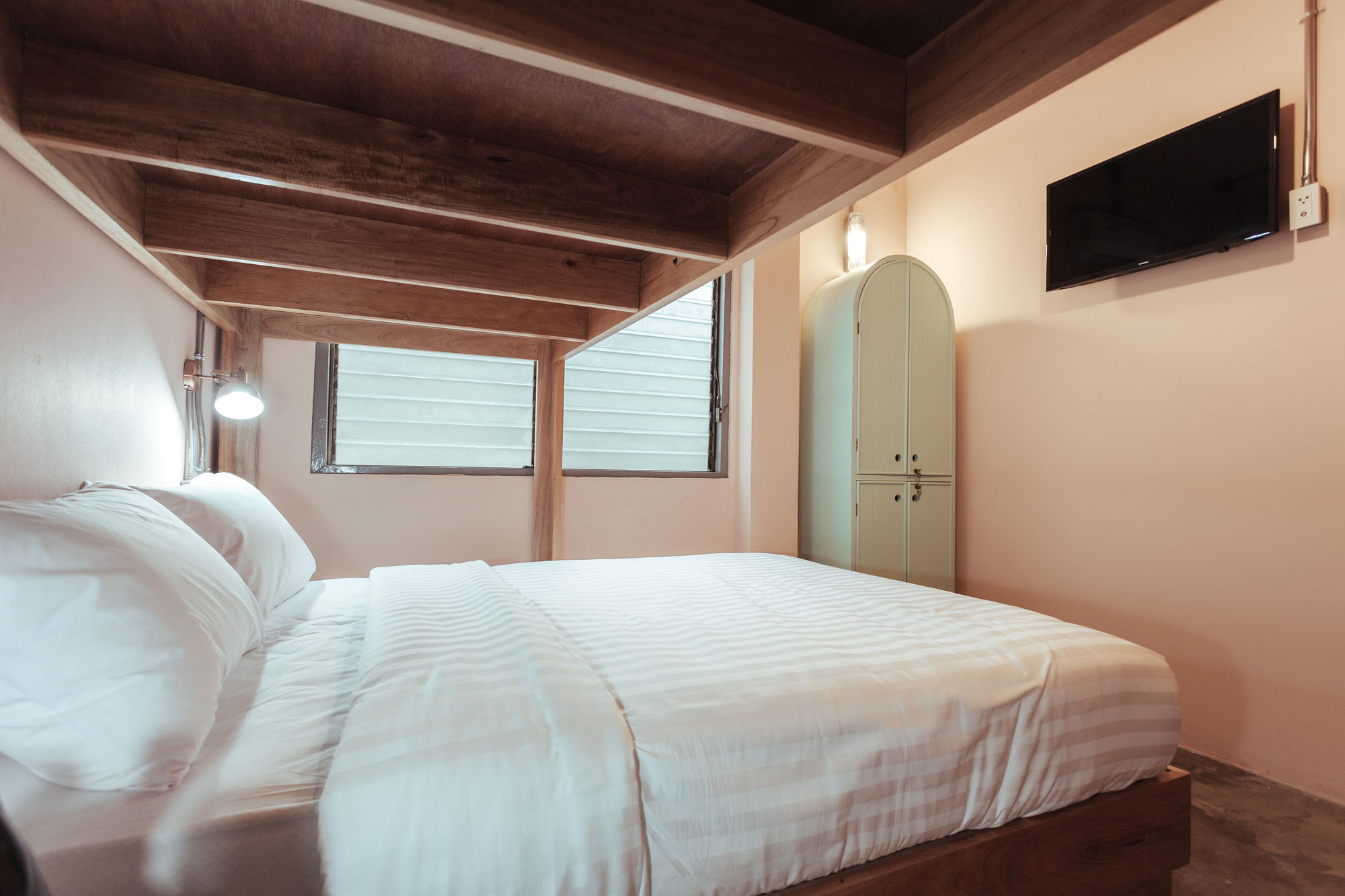 A Local Something Hostel Транг Экстерьер фото
